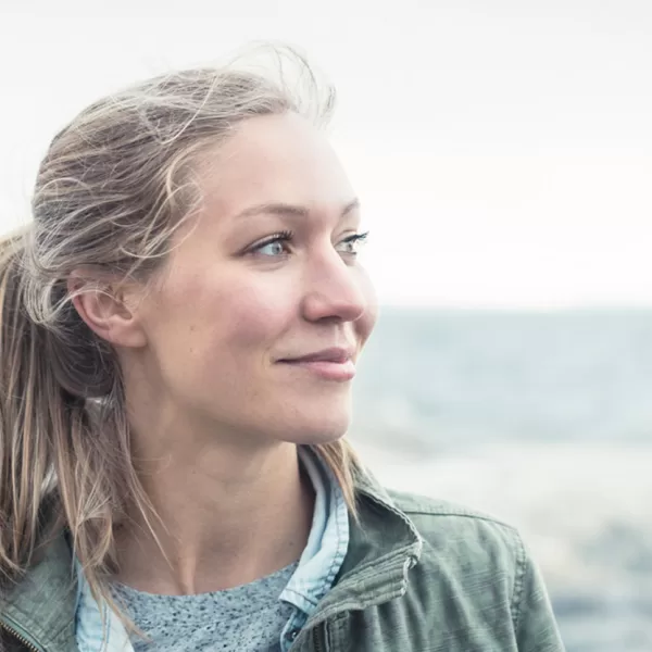 Kvinna står vid havet