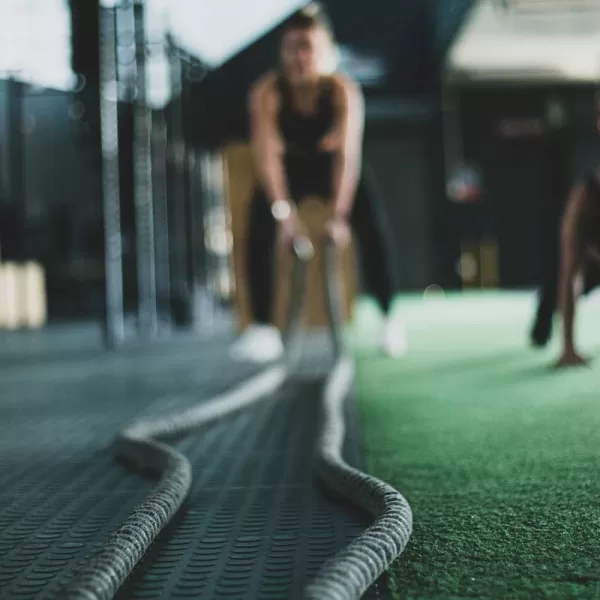Kvinna som tränar med rep på gym i Göteborg
